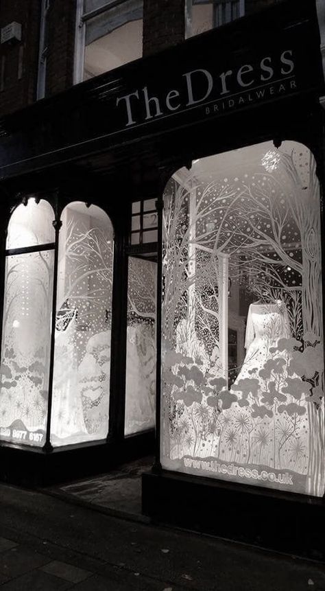 Creative Window Display Ideas, Winter Shop Window, Winter Store Window Displays, Winter Wonderland Window Display, Christmas Shop Window Display, Christmas Store Displays, Winter Window Display, Painted Window Art, Christmas Shop Window