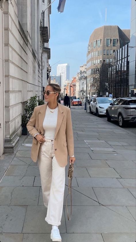 Buissnes Outfits Woman, Beige Blazer Outfits Women, Women Winter Outfits Casual, Cream Jeans Outfit, Cream Blazer Outfit, Casual Outfits For Winter, Cream Pants Outfit, Beige Blazer Outfit, Women Winter Outfits