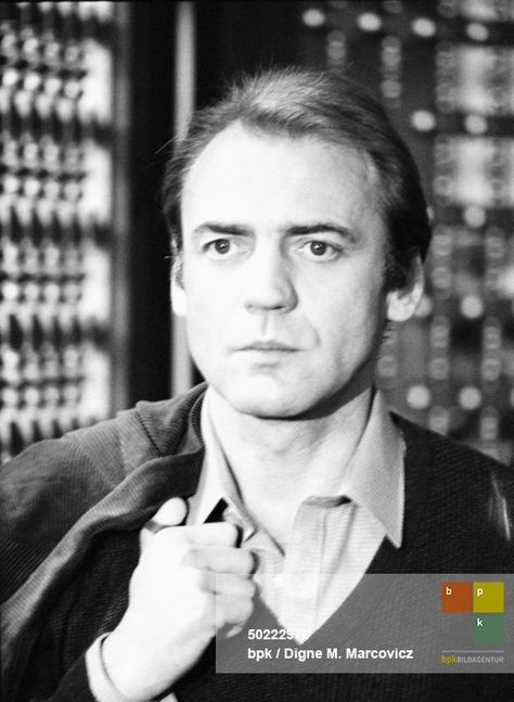 Bruno Ganz bei Dreharbeiten zu dem Spielfilm "Die Fälschung", fotografiert von Digne Meller Marcovicz, 1981 Bruno Ganz, Historical Photos, Portal, Star Wars, Germany, Actors, Film, Photographer, Stars