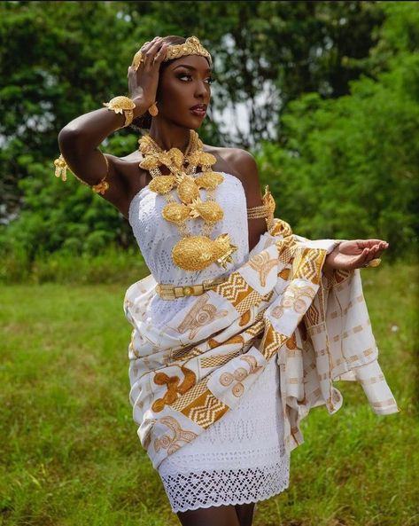 Kumasi Ghana, Ghanaian Wedding, Kente Dress, Traditional African Clothing, African Bride, African Royalty, African Traditional Wedding, Kente Styles, African Inspired Clothing