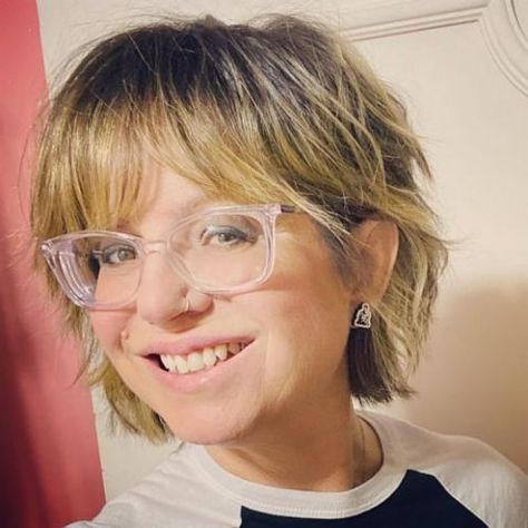 Bixie Haircut: Trendy Short Hairstyle For 2023 - Barb Ideas Short Haircut Trends 2023, Bixie Colour Hair Colors 2023, Bixie 2022, "bixie" Haircut 2022, Bixby Haircut, 90s Bixie, 2023 Hair Styles, New Haircut Ideas, Growing Out A Pixie