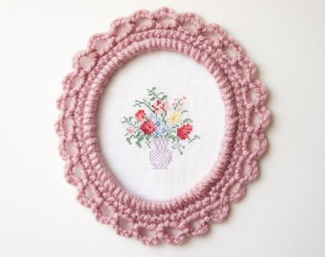 free crochet pattern: ornate picture frame | jakigu.com Ornate Picture Frame, Frame Pattern, Ornate Picture Frames, Confection Au Crochet, All Free Crochet, Crochet Decoration, Crochet Home Decor, Crochet For Home, Crochet Diy