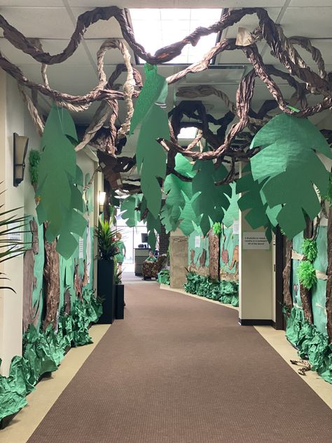 Fête Jurassic Park, Jungle Theme Decorations, Festa Jurassic Park, Jungle Theme Classroom, Paper Trees, Jungle Decorations, Jungle Decor, Vbs Themes, Jungle Adventure