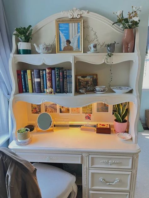 How to create a cozy reading environment with Ever Lasting!‧₊˚📚✩ ₊˚🎧⊹♡ | Room Decor Tips | Ever Lasting Blog Vintage Desk With Hutch, Couqutte Desk, Cottage Core Desk Ideas, Fairy Desk Aesthetic, Aesthetic Desk With Shelves, Vintage Desk Decor Ideas, Vintage Desk Aesthetic, Light Academia Desk, Vintage Study Desk