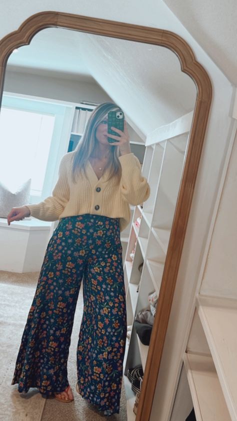 Palazzo Pants outfit Europe Spring Travel Outfits, Late Winter Early Spring Outfits, Spring Outfits Edgy, Europe Outfits Spring, Outfit Early Spring, Europe In Spring, Summer Outfit Comfy, Elegant Spring Outfits, Spring Family Pictures Outfits