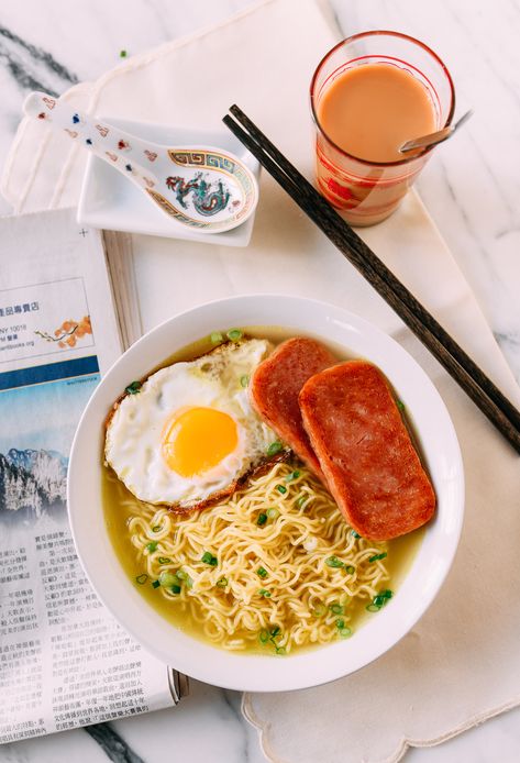 In the Hong Kong tea cafes, this bowl of chicken instant noodles (公仔面 - Doll Brand) with fried spam and egg is an inexpensive and quick breakfast. Source: thewoksoflife.com Fried Spam, Cafe Breakfast, Pineapple Bun, Spaghetti Meat Sauce, Hong Kong Food, Baked Pork Chops, Delicious Breakfast Recipes, Instant Noodles, Asian Flavors