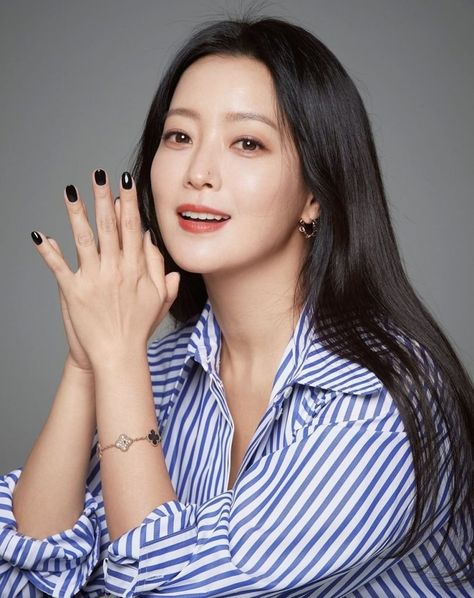 Prior to the era of Song Hye Kyo, Kim Tae Hee, Jun Ji Hyun, it was #KimHeeSun who led the first age of Hallyu goddesses. Kim Ah Joong, Lee Da Hae, Kim Hee Sun, Kim Tae Hee, Jun Ji Hyun, Hye Kyo, Ji Hyun, Song Hye Kyo, Mark Wahlberg