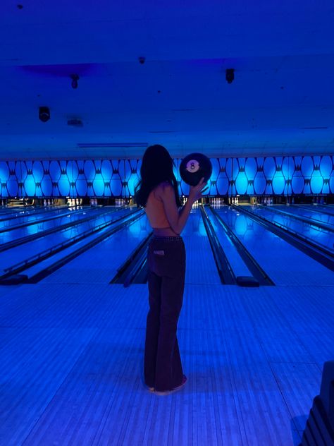 Bowling Pictures With Friends, Retro Bowling Alley Photoshoot, Bowling Pics Aesthetic, Bowling Photo Ideas, Bowling Picture Ideas, Bowling Fits, Boliche Aesthetic, Bowling Poses, Bowling Alley Aesthetic