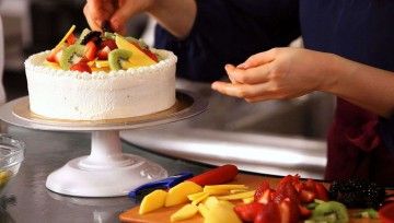 How to Decorate a Cake with Fruit How To Decorate A Cheesecake With Fruit, How To Decorate A Cake With Fruit, Cake Decorating Tutorials Videos, Cake Decorated With Fruit, Cake With Fruit, Learn Cake Decorating, Decorate A Cake, Cake Decorating Icing, Christmas Cake Decorations