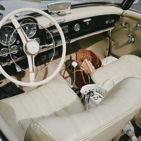 Vintage car aesthetics. Fashion Gone Rouge, Pretty Cars, Old Car, Retro Cars, Vintage Aesthetic, Old Cars, Classic Car, Lana Del Rey, Cool Cars