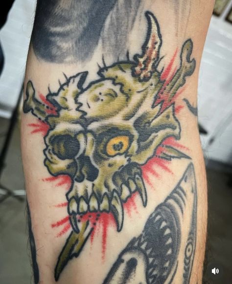 Emo American Traditional Tattoos, English Tattoo For Men, Trad Skull Tattoo, Demon Hand Tattoo, American Traditional Skull, Grime Tattoo, Traditional Skull Tattoo, Xenomorph Tattoo, Trap Tattoo