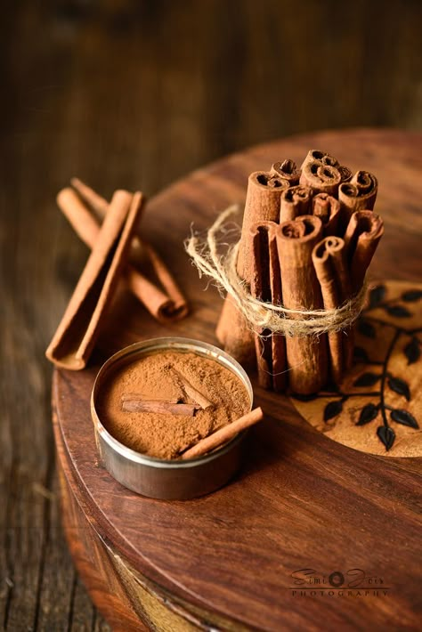 Spices Photography, Indian Food Photography, Cinnamon Benefits, Food Photography Inspiration, Cinnamon Spice, Spices And Herbs, Indian Spices, Spice Blends, Photographing Food