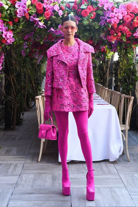 All Pink Outfit, Pink Dress Outfits, Colored Tights Outfit, Barbie Pink Dress, Valentino Pink, Pink Tights, Monochromatic Fashion, Spring Outfits Men, Colored Tights