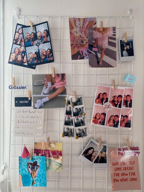 Photo Clip Board, Photo Board Aesthetic, Grid Decor Ideas, Grid Board Ideas, Photo Grid Aesthetic, Wall Grid Ideas, Polaroid Room, Photobooth Wall, Picture Room Decor