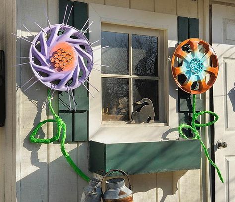 DIY Hub Cap Flowers Hubcap Crafts, Recycled Garden Crafts, Hubcap Flowers, Hubcap Art, Unique Garden Art, Cap Art, Two Flowers, Hanging Flower Baskets, Garden Junk