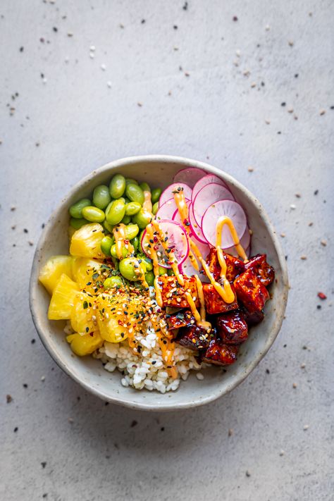 Vegan poké bowl met sticky tofu en Verstegen spice blend Sticky Tofu, Spicy Mayo, Salty Foods, Poke Bowl, Edamame, Poker, Vegetarian Recipes, Good Food, Food And Drink