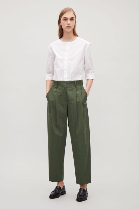 Linen Pants Suit For Women, Keen Outfit, Green Trousers Outfit, Olive Outfit, Business Dress Code, Smart Casual Women, Olive Pants, Design Wardrobe, Fashion Business Casual