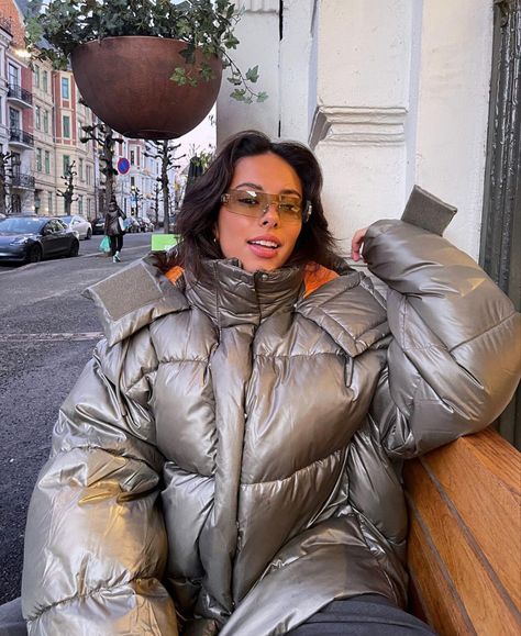 @selinepettersen on instagram Puffer Jacket Aesthetic, Shiny Puffer Jacket, Moncler Jacket Women, Winter Holiday Outfits, Puffer Outfit, Girls Winter Jackets, Cute Coats, 2000s Outfits, Puffy Coat