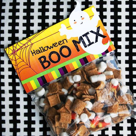 Halloween Boo Mix! perfect for my silly kiddies. they’ve been soooo naughty lately, that for their afternoon snack i gave them Boo Mix. only a mixture of ghost poop, witch warts, monster scabs & goblin teeth. and i even forced them to eat it. i guess mom was feeling a bit witchy today…hee hee hee!!!! … School Halloween Party, Kids Treat, Bag Topper, Halloween Goodies, Halloween Treat Bags, Halloween 1, Halloween Snacks, Halloween Food For Party, Halloween School