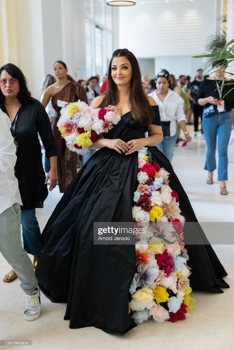 Aishwarya Rai Wedding Pictures, Aishwarya Rai Bachchan, Aishwarya Rai, Cannes, Western Fashion, Gowns Dresses, Red Carpet, Formal Dresses Long, Most Beautiful