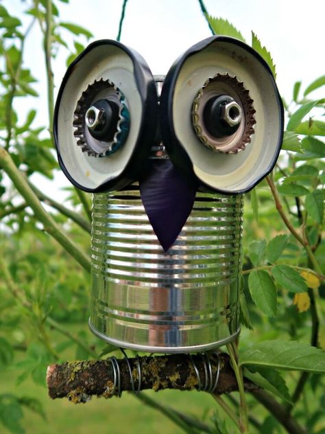 We turn metal trash into a cute tin can owl that can be hung in your garden or used as cute windowsill planters in this easy to follow tutorial.And if owls aren’t your thing, you can easily adapt this fun tin can craft to make up an imaginary creature or robot. What you need to make a recycled tin can owl      Empty tin cans with their labels removed.  Metal household scrap. We used bottle tops, washers, nuts and used coffee pods.  Wire  Stick to make a perch  Glue suitable for stickin… Tin Can Yard Art Ideas, Lawn Art Garden Decorations, Tin Can Garden Ideas, Tin Can Man, Recycled Tin Cans, Tin Can Art, Aluminum Can Crafts, Recycled Tin, Tin Can Crafts