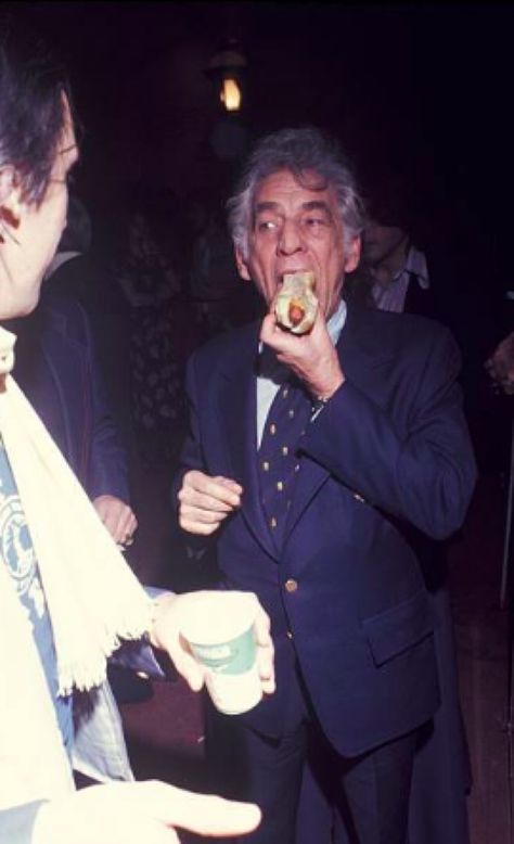 Celebs Eating, Celebrities Eating, Musician Portraits, Chill Style, Leonard Bernstein, Music Jokes, Classical Musicians, Star Photography, Religious Paintings