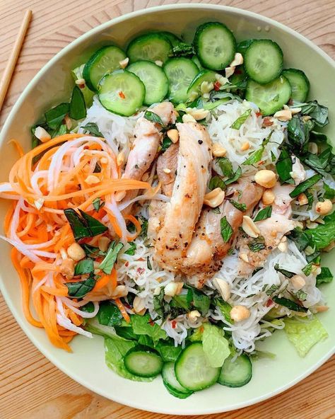 Vermicelli Recipe, Chili Lime Vinaigrette, Ga Nuong, Crossfit Nutrition, Vermicelli Recipes, Healthy Indian Recipes, Professional Cooking, Lime Vinaigrette, Marathon Runner