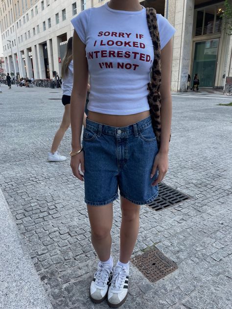 Milan Europe outfit summer jorts baby tee Summer Fits Oversized Tees, Baby Tee Outfit Aesthetic, Baby Tees Outfit, Graphic Baby Tee Aesthetic, Europe Outfits Summer, Brazil Baby Tee, Summer Streetwear Mini Skirt, Baby Tee Outfit, Baggy Shirt