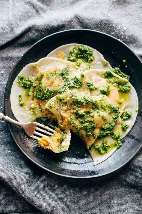 Butternut Squash Ravioli made with WONTON WRAPPERS! Seriously that easy and so, so good. Awesome meatless dinner idea! #pastarecipe #vegetarian #dinner #pasta #easyrecipe | pinchofyum.com Vegetarische Diners, Spaghetti Vongole, Squash Ravioli, Butternut Squash Ravioli, Kale Pesto, Ravioli Recipe, Pasta Fatta In Casa, Meatless Dinner, Butternut Squash Recipes