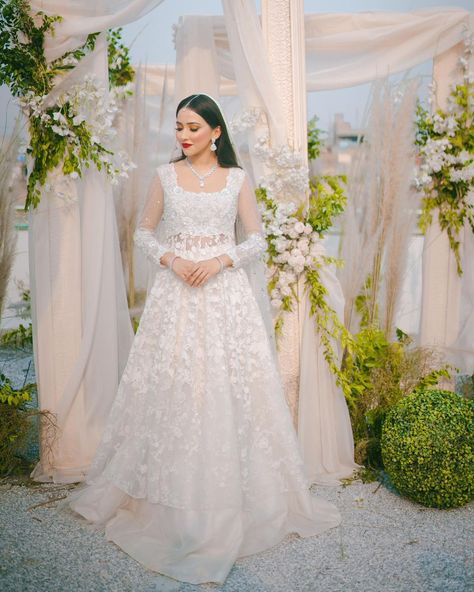 Izzah Shaheen Malik on Instagram: “Bridal campaign for @makeupbysameera_ SO SO SO PROUD OF MY SISTER 💝💝💝 Book her for your big day this wedding season trust me you won’t…” Simple Traditional Dresses, Wedding Gown Indian, Wedding Gowns Indian, Bridal Campaign, Shadi Dresses, Tailored Fashion, Simple Wedding Gowns, Pakistani Formal Dresses, Nikkah Dress