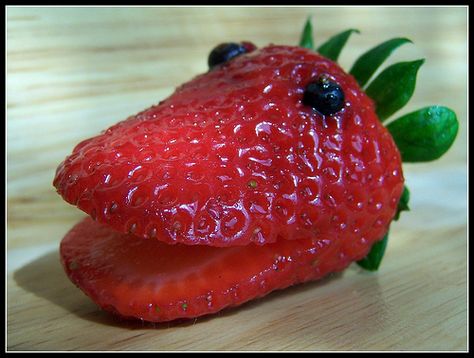 Eat me… if you can (Strawberry face) | eat me… if you can St… | Flickr Canned Strawberries, Fruit Animals, Food Art For Kids, Kids Treat, Cute Snacks, Food Carving, Snacks Für Party, Fun Kids Food, Food Crafts