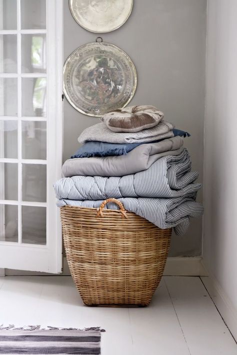 Large Laundry Basket, Log Baskets, Market Baskets, Wicker Basket, Wicker Laundry Basket, White Style, Vintage Furniture, Diy Home Decor, Home Accessories