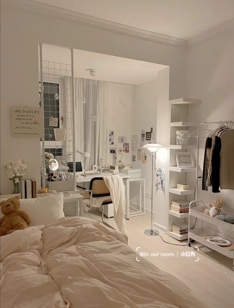 Cute Korean Bedroom Aesthetic, Room Ideas Aesthetic Minimalist Korean, Korean Room Minimalist, Korean Mimalist Room, Korean Rooms Ideas, Korean Inspo Room, Simple Korean Room, Interesting House Ideas, Aesthetic Bedroom Inspo Korean