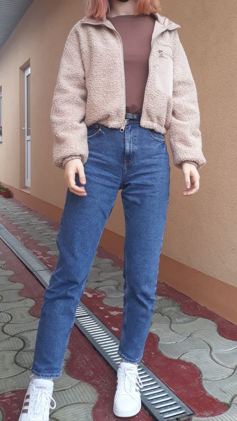 Dark Mom Jeans Outfit, Cropped Teddy Jacket Outfit, Winter Blouses For Women, Mom Fit Jeans Outfits, Mom Jeans Winter Outfits, Outfits Con Jeans Y Tenis, Cropped Jean Jacket Outfit, Mom Jeans Outfit Casual, Sneakers Spring Outfit