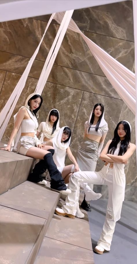 Lesserafim Group Photo Wallpaper, Lesserafim Wallpaper Ot5, Unforgiven Wallpaper, Yunjin Chaewon Eunchae, Unforgiven Lesserafim, Kpop Halloween Costume, Lesserafim Unforgiven, Lakers Wallpaper, Lee Sserafim