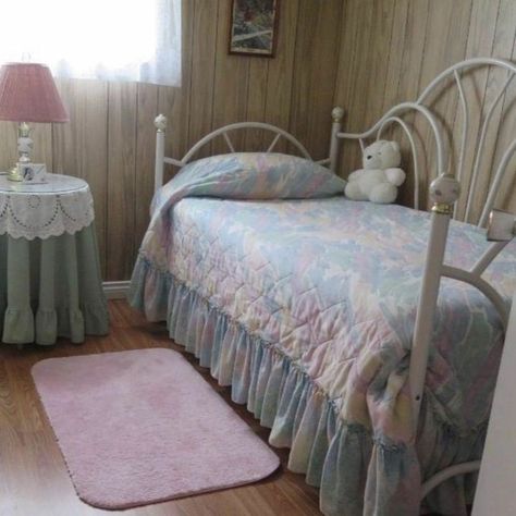 hehe 🦢🩰🕊️👼🏻 80s Teen Bedroom, Country Coquette, Ldr Songs, Winter Angel, Rooms Decoration, Showroom Interior Design, Rooms Ideas, Pretty Room, Deja Vu