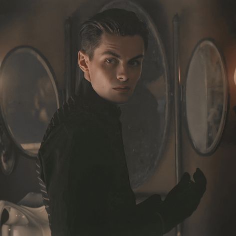 Six Of Crows Pictures, Kaz Brekker Pfp, Kaz Brekker Freddy Carter, Kaz Brekker Fanart, Freddie Carter, Crow Pictures, Kazzle Dazzle, Freddy Carter, Regency Era Fashion