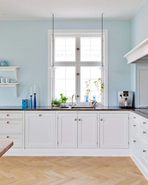 soft baby blue walls in the kitchen. Modern classic kitchen design Kitchen Cupboard Colours, White Kitchen Cupboards, Blue Kitchen Walls, Light Blue Kitchens, Blue Wall Colors, White Cupboards, Blue And White Wallpaper, Light Blue Walls, Kitchen Walls