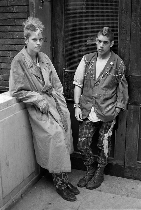 Leicester Square, 1980. Photo: Derek Ridgers Derek Ridgers, Punks 70s, 70s Punk, 80s Punk, Punk Culture, Face Piercings, New Retro Wave, Punk Aesthetic, Punk Scene