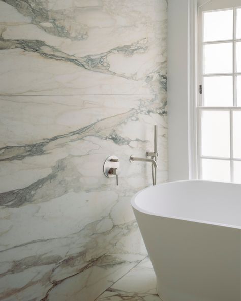 Bookmatching Arabescato Oro Verde marble in the Phillimore Mews master bathroom. Photography: @lorenzozandri #design #architecturelovers #architecturedesign #archilovers #architectureinspiration #architecturelover #architecturedaily #architectureanddesign #interiordesign #bathroom design #arabescato @mglwarehouse @lussostone Arabescato Marble Bathroom, Borghini Marble, Bathroom Photography, Verde Marble, Arabescato Marble, Marble Bathroom, Bathroom Interior Design, Bathroom Interior, Bathroom Design