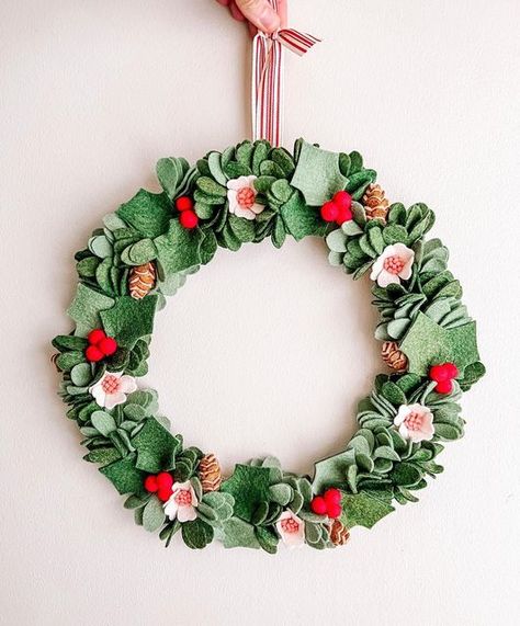 Felt Christmas Wreaths, Felt Wreath Diy, Christmas Felt Wreath, Diy Felt Wreath, Felt Xmas Wreath Ornament, Felt Christmas Wreath, Felt Holly Wreath, Felt Wreaths & Garlands, Felt Flower Wreaths Christmas