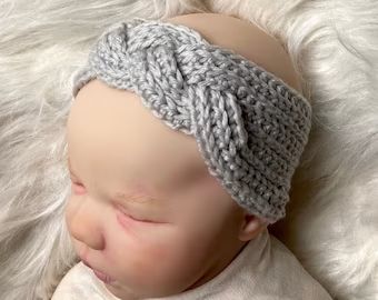 DollBabiesReborns - Etsy Baby Headband Crochet, Crochet Pattern Newborn, Sailors Knot, Braided Headwrap, Headband Crochet Pattern, Bandeau Au Crochet, Newborn Crochet Patterns, Baby Headbands Crochet, Baby Cardigan Pattern