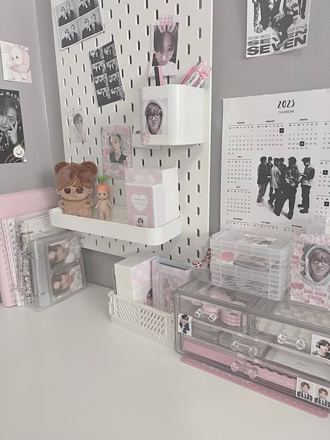 Bedroom Korean, Bedroom Preppy, Angels Figurines, Kpop Desk, Korean Apartment, Uni Dorm, Desk Organisation, Trendy Room, Dream Desk