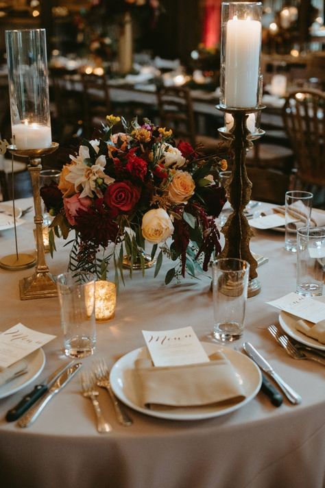 Fall Wedding Table Scapes Ideas, Centerpieces Wedding Fall Colors, Mixed Centerpieces Wedding, Fall Wedding Roses, Wedding Fall Table Centerpieces, Romantic Fall Wedding Centerpieces, Romance Theme Wedding, Round Table Wedding Setting, Romantic Fall Wedding Florals