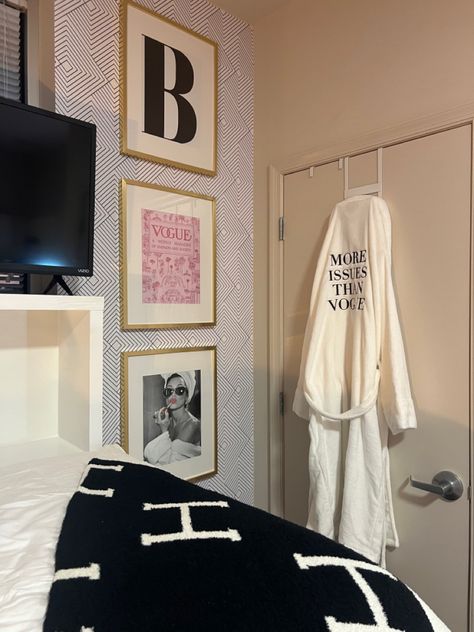 Cute pink & black dorm room inspo Dorm Black And White, Pink Black And White Dorm Room Ideas, Black White Pink Bedroom, Black And White Dorm Room Ideas, Postgrad Apartment, Dorm Room Ideas Black, Black And White Dorm Room, Black Dorm Room, Black And White Dorm