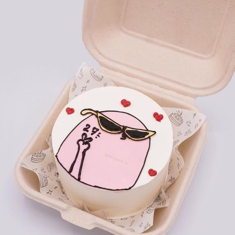 Korean Bday Cake Design, Aesthetic Cake Designs Simple, Funny Mini Cakes Ideas, Bento Box Cake Design Ideas, Aesthetic Cake Ideas For Men, Funny Minimalist Cake, Aesthetic Cake For Birthday, Korean Birthday Cake For Men, Lunch Box Cakes Birthday