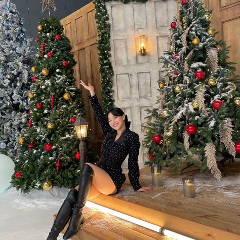 Twice Jihyo, Christmas Icons, Instagram Update, Christmas Decor Diy, Kpop Girls, Girl Group, Leather Pants, A Woman, Diy Decor