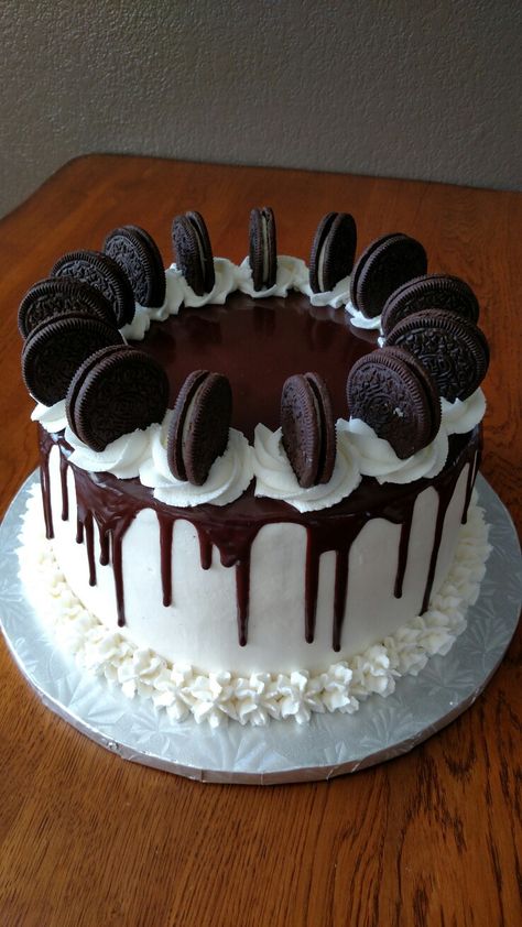 Oreo drip cake Oreo Cake Designs, Ghee Cake Recipe, Oreo Drip Cake, Oreo Cakes, Oreo Birthday Cake, Cake Drip, Cake Oreo, Chocolate Oreo Cake, White Birthday Cakes