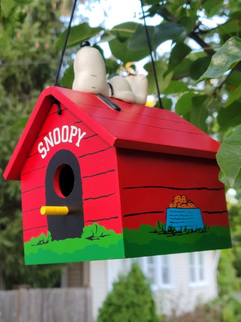 Snoopy Mailbox Diy, Painted Birdhouses Ideas, Birdhouse Painting Ideas, How To Make Snoopy Dog House, Diy Snoopy Dog House Cardboard, Snoopy Dog House Christmas, Disney Birdhouse, Snoopy Birdhouse, Backyard Birds Sanctuary