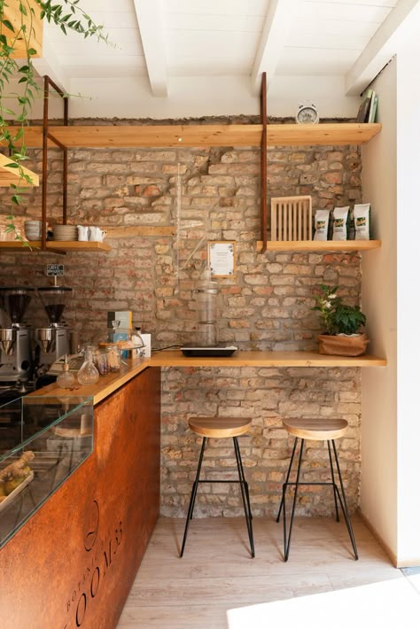 Bloom33 Botanic Bar - Picture gallery Cafe Walls Interior, Bakery Accent Wall, Corner Cafe Design, Cafe Wall Design Ideas Interiors, Mini Cafeteria Ideas, Small Restaurant Interior, Tiny Coffee Shop, Bistro Interior Design, Mini Coffee Shop